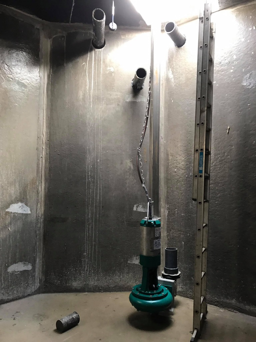 submersible manure pump installation in livestock slurry storage