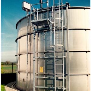 Stallkamp tank with working platform and mobile ladder