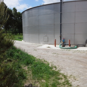 Stallkamp corrugated steel tank with vacuum station