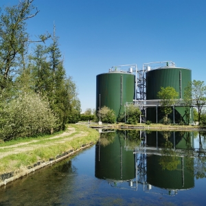 Stallkamp CSTR Biogas Fermenter nach Isolierung und Verkleidung